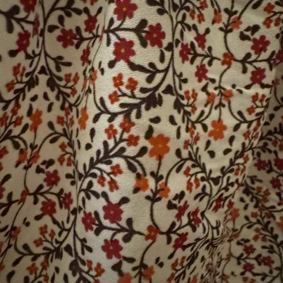 🤎 Smocked Fitted Floral Blouse - Picture 2 of 10